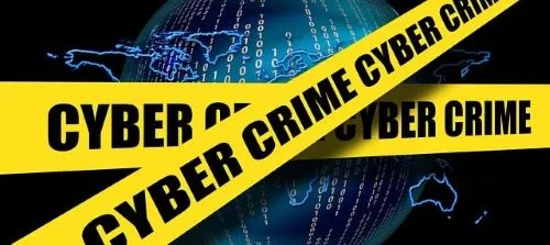 Un bandeau noir et jaune, portant les mots CYBER CRIME isole le monde numérique