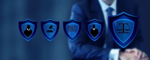 Sur des boucliers incarnant la notion de protection figurent les symboles de la justice : maillet, balance, textes juridiques et gens de loi. Une silhouette en arrière-plan représente le DPO, garant du respect des réglements en vigueur.