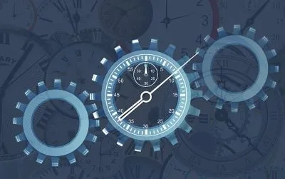Horloge au centre d'un engrenage, coordination du temps dans un projet