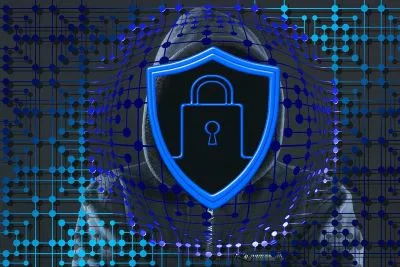 Cadenas et bouclier recouvre le visage d'un hacker : importance du DPO face aux piratages de données